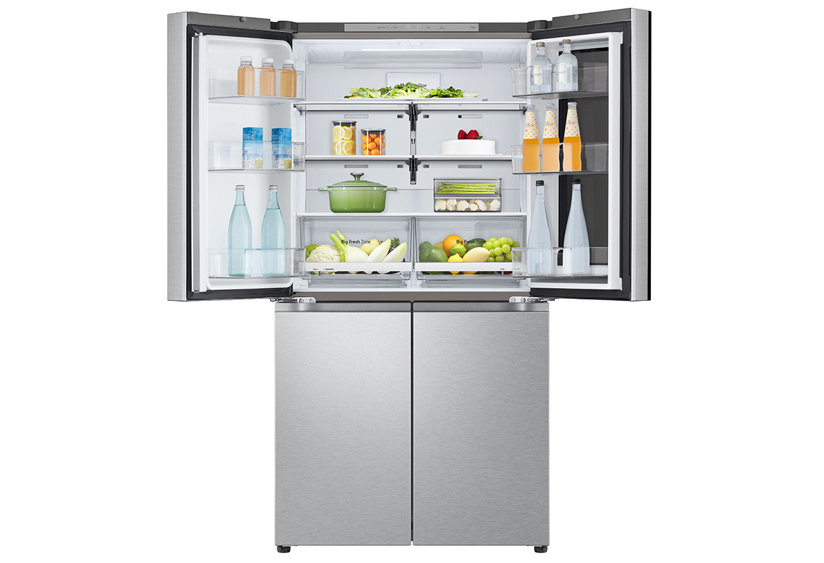 Δείχνει το ψυγείο ανοιχτό και τον χώρο